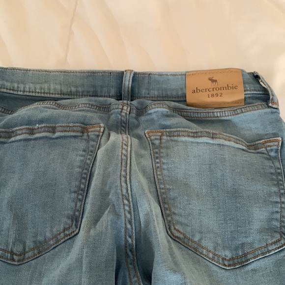 Boy’s Abercrombie kids tapered fit ripped style jeans. Size 13/14 - Picture 6 of 6